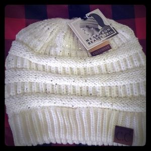 Messy bun hat Beanie with ponytail hole winter hat